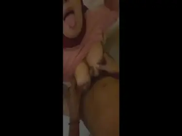 Tante Hijab Merah Digoyang Kontol Gede Sampe Memek Basah